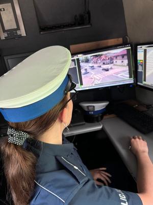 zdjęcie policjantki przed monitorem