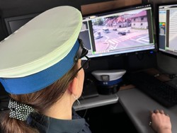 zdjęcie policjantki tyłem przed monitorem