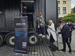 osoby wchodzące do escapetrucka