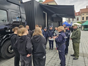policjantka rozmawia z młodzieżą po wyjściu z escapetrucka