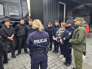 osoby stoją obok escapetrucka młodzież i policjanci