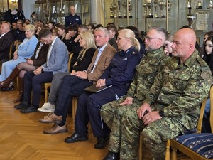 zdjęcie wnętrza sali z osobami