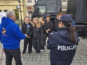 młodzież udziela wywiadu po wyjściu z escapetrucka