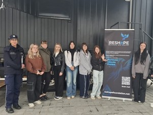 policjantka z młodzieżą przed escapetruckiem