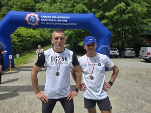 biegacze z medalami