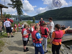 dzieci w kamizelkach ratunkowych