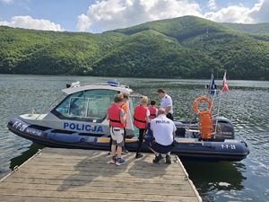 dzieci na policyjnej motorówce