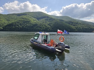 policyjna motorówka na jezioerze