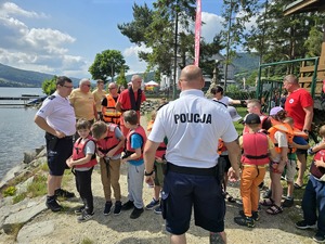 dzieci z kamizelkami ratunkowymi