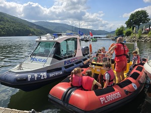 dzieci na motorówce woprowskiej