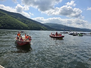 łódka strażacka i woprowska na jeziorze