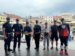 organizatorzy i policjanci i burmistrz na scenie