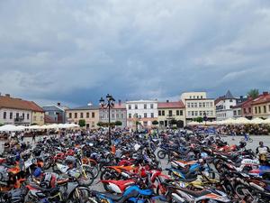 zdjęcie motocykli na rynku