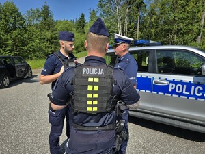 policjanci w tle radiowóz