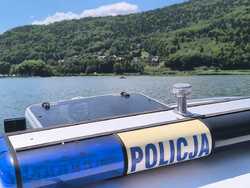 napis policja na łodzi w tle jezioro