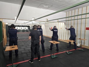 policjanci podczas strzelania