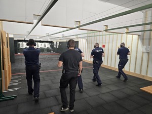 policjanci podczas strzelania