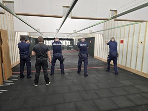 policjanci podczas strzelania
