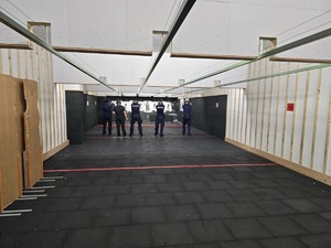 policjanci podczas strzelania