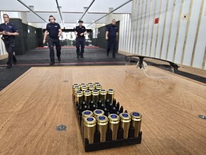 zbliżenie na amunicję w tle policjanci