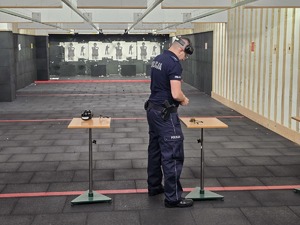 policjant podczas ładowania amunicji
