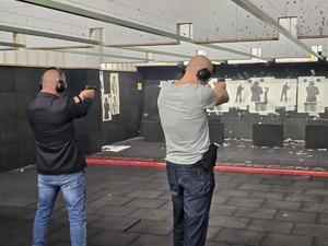 policjanci podczas strzelania