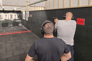 policjant podczas strzelania