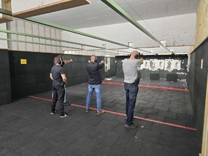 policjanci podczas strzelania