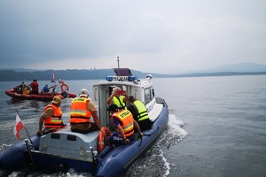 łodzie na jeziorze