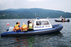 łodzie na jeziorze podczas akcji ratunkowej