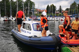 uczestnicy manewrów wchodzą na łodzie