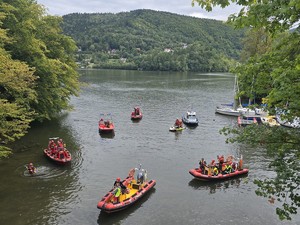zdjęcie kolorowe, motorówki na jeziorze