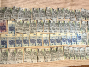 zdjęcie kolorowe, fałszywe banknoty na stole