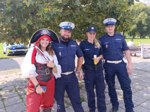 zdjęcie kolorowe, grupowe, policjanci stoją koło siebie