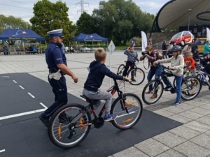 zdjęcie kolorowe, dzieci na placu rowerowym