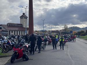 motocykliści na placu