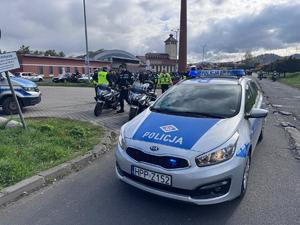 radiowóz policyjny i motocykliści