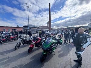 motocykle ustawione na placu
