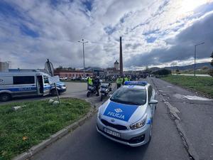 radiowozy policyjne a w tle motocykliści