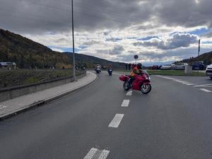 motocyklista skrecający na plac