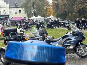 zgromadzeni na placu parkowym motocykliści
