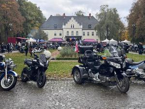 motocykliści na terenie parku