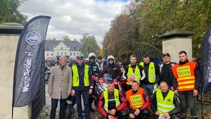 wspólne zdjęcie policjantów i organizatorów