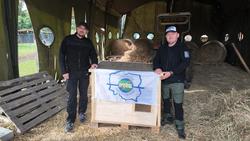 policjanci z transparentem PTTK