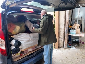 zdjęcie kolorowe, samochód z darami