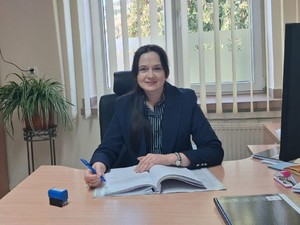 policjantka siedząca przy biurku