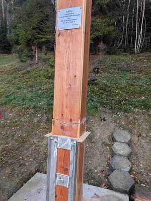 Zdjęcie przedstawiające uszkodzony krzyż