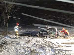 zdjęcie kolorowe, samochód zapadł się częściowo pod lodem na jeziorze