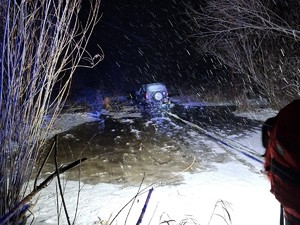 zdjęcie kolorowe, samochód zapadł się częściowo pod lodem na jeziorze