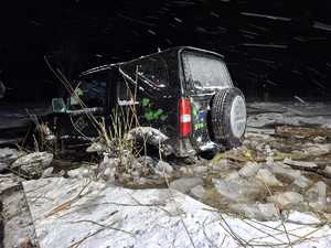 zdjęcie kolorowe, samochód zapadł się częściowo pod lodem na jeziorze